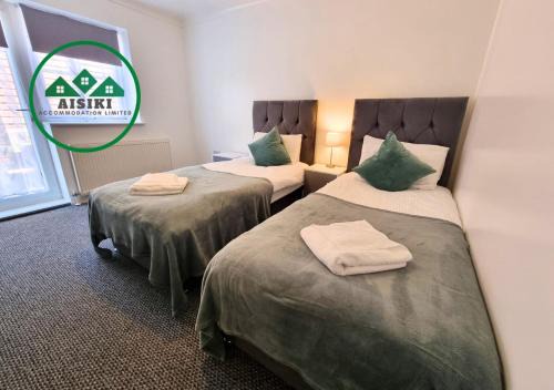 Aisiki Stays Apartments at Harwoods Road, Multiple 2-Bedroom, Pet Friendly Flat, King or Twin or Double Beds, with Free Wi-Fi & Parking Space
