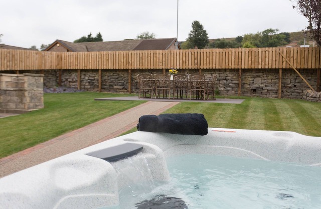 Aitken House - sleeps 10 guests in 5 bedrooms