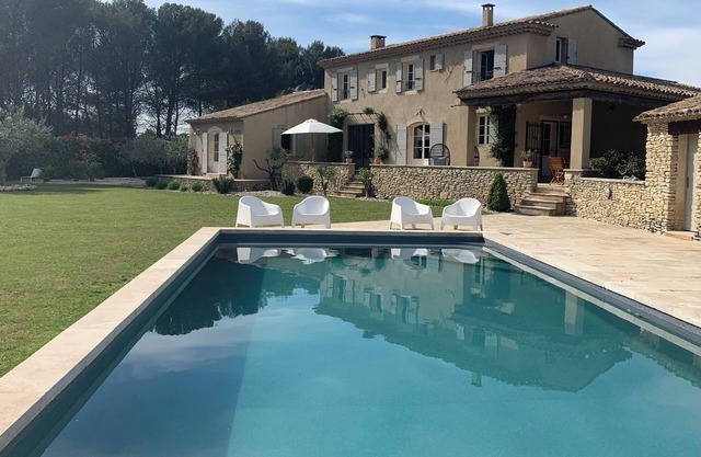 AIX EN PROVENCE : MAS PROVENCAL AVEC PISCINE PRIVEE POUR 8 PERS.