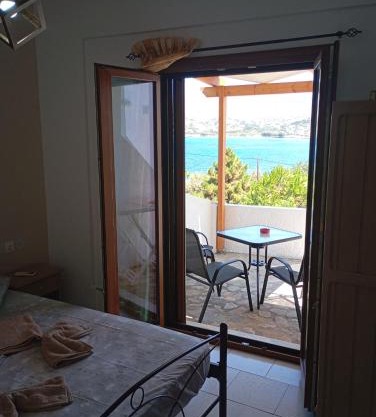 Akrogiali Rooms & Studios