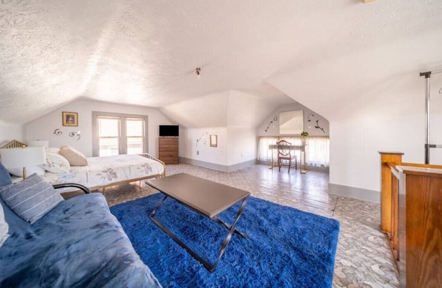 Eclectic 4 BR in Akron, Highland Square w/ Parking