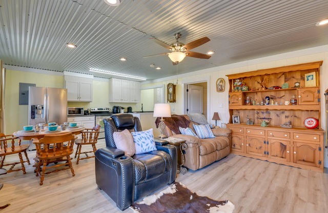 Alabama Lakefront Getaway w/ Kayaks & Patio