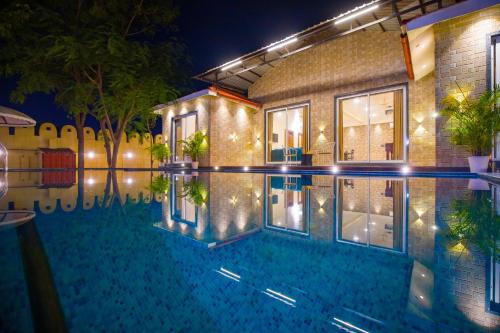 Alaya Stays 5 BHK Roohmon's Farm with Private Pool, Garden & Bar