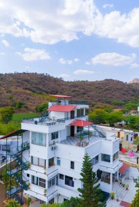 Alaya Stays Kodiyat 4-BHK Pet-Friendly Villa With Views of Sajjangarh Palace