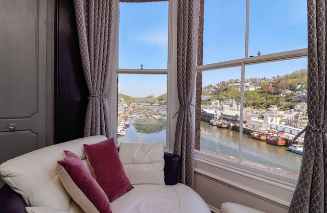 ALBANY, pet friendly, country holiday cottage, with a garden in Looe
