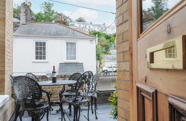 ALBERT HOUSE, pet friendly, character holiday cottage in Looe