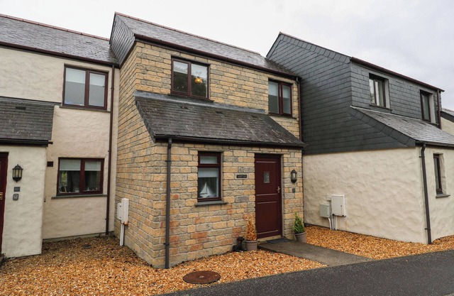 ALBERT'S DEN, pet friendly, character holiday cottage in Falmouth