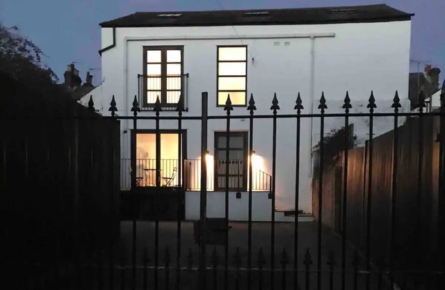Albion Mills Amalgamation Living, Spacious 4 Bed 4 Bathroom & Mezzanine Office