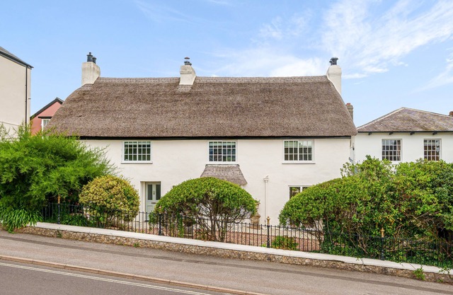 Albury House est une chaumière du XVIIe siècle au toit de chaume bien située dans Charmouth.