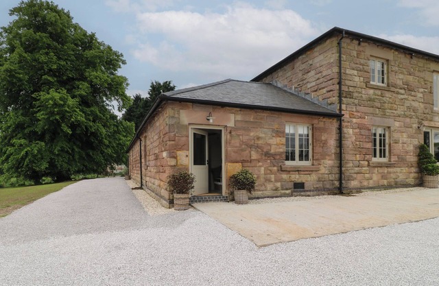ALDER COTTAGE - FOLD YARDS, romantic, with open fire in Crich