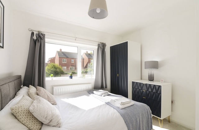Alderton House - Spacious 3 Bed with Parking