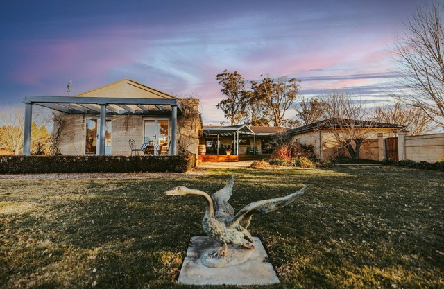 Getawayz NSW - Alderwood Cottage - 2 Bedroom Cottage complete w/ Fire Pit & Gorgeous Dam Views