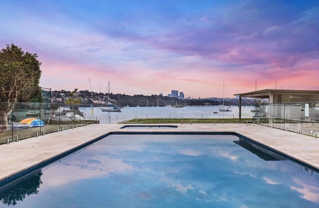 Aldouragh Apartment by the water to relax.15 minutes by public transport to city