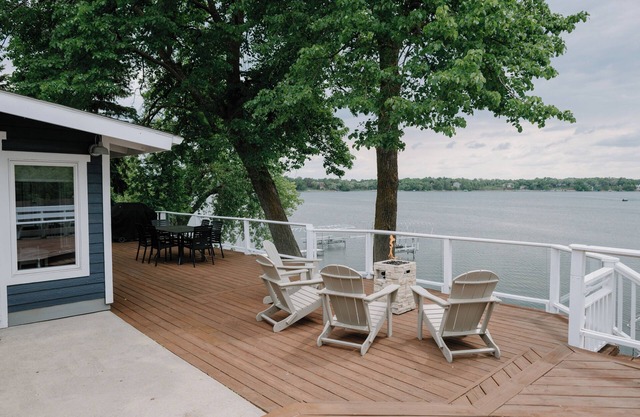 The Le Homme Dieu House: Waterfront on Chain of Lakes - best location & views!