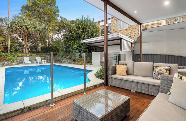 Pool side Luxury, pet friendly - walk to the beach