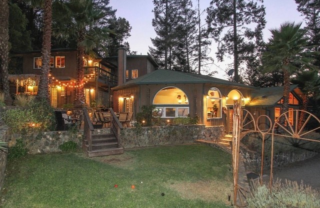 Alexander Valley Lodge w/ Pool, Hot tub, Waterfall, Pool table and Tiki Bar