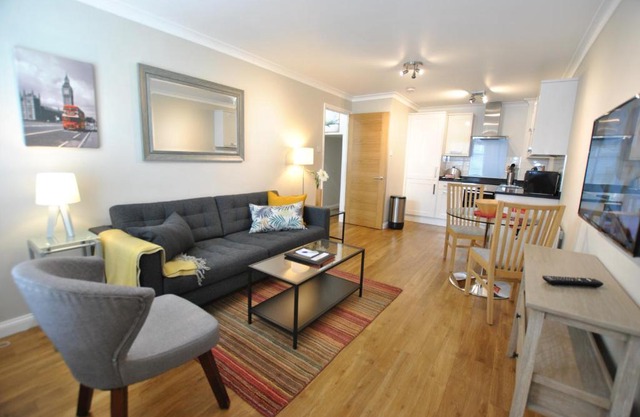 Alexandra Court One Bedroom Central Windsor Flats with Parking