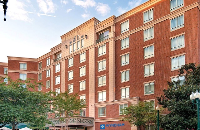 Alexandria Luxury: Chic 2BR Condo in Old Town