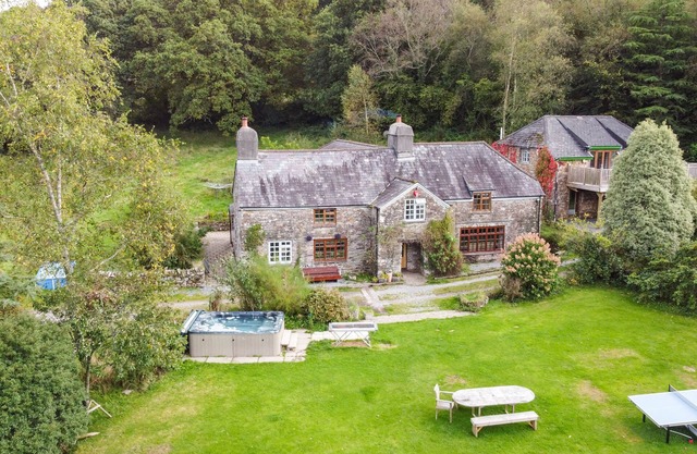Alfresco Family Farmhouse with Sauna, Hot Tubs and Wild Swim Adventure