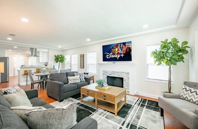 ALHAMBRA 4 Bed home near DTLA w/Parking