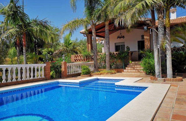Alhaurin De La Torre: ANDALOUSE VILLA DE CHARME AVEC PISCINE ET JARDIN AVEC PALMIERS. WIFI GRATUIT.