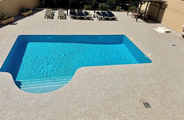 Alicante Villa avec air conditionné et une piscine privée avec grand sol carrelé sécurisé