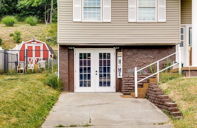 Aliquippa Studio w/ Smart TVs & Gaming Console!