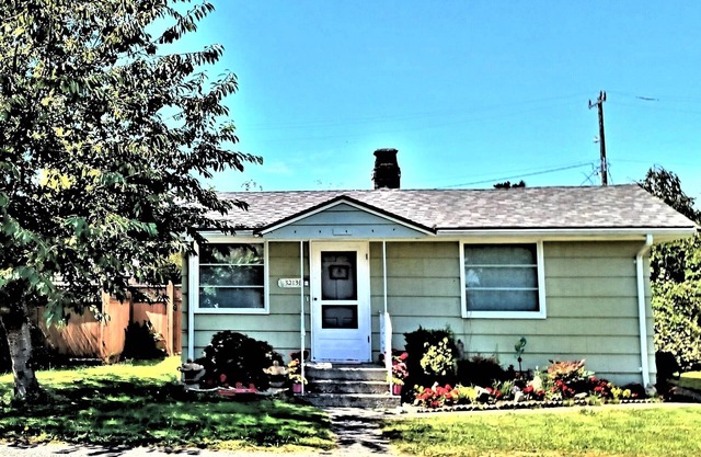 Alki beach cottage 2BR breakfast items HS-WIFI AC queen bds washer/dryer patio