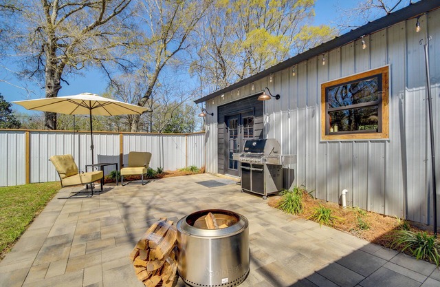 'All About the Buzz' Cottage w/ Patio & Yard!