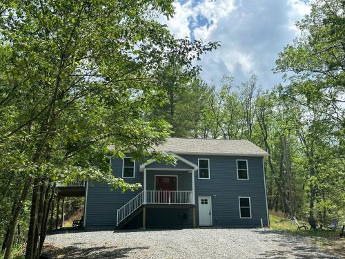 All Decked Up - wifi, view, river access, fire pit, 3 bedrooms, games, family friendly