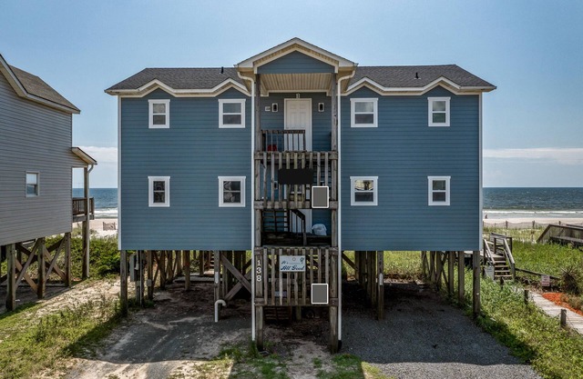 "All Good" Oceanfront 2 bedrooms, 2 bathrooms.
