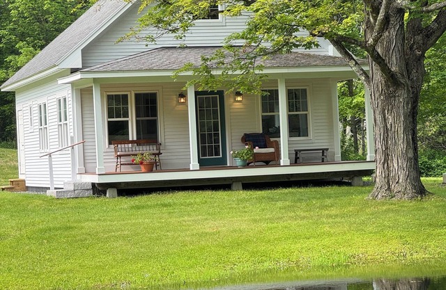 All New 1-bedroom cottage on a private pond in Woodstock with WiFi, AC