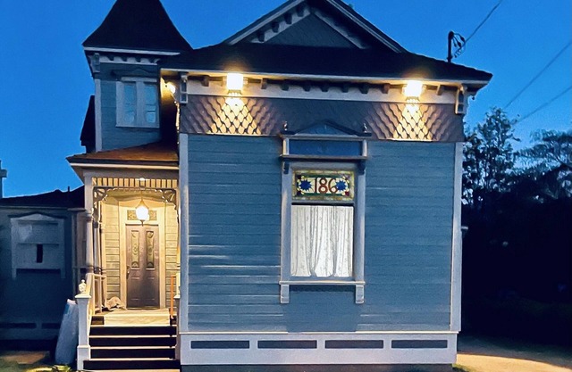 All New 1 BEDROOM Downtown Luxury Victorian bedroom separate from house sleeps 2