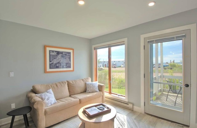 Charming 1 Bdrm Condo Steps from the Beach!
