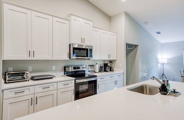 All-new home with yard, covered patio, central AC & washer/dryer - dog-friendly