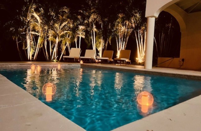 All new King suite on the North Shore with access to marketplace and pool