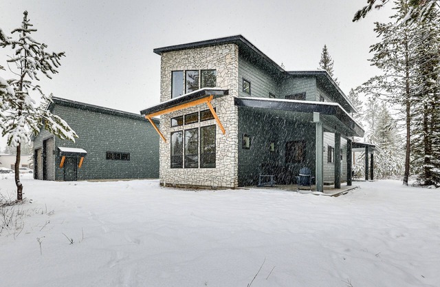 All-Season Cabin: Hot Tub & Sauna in Donnelly