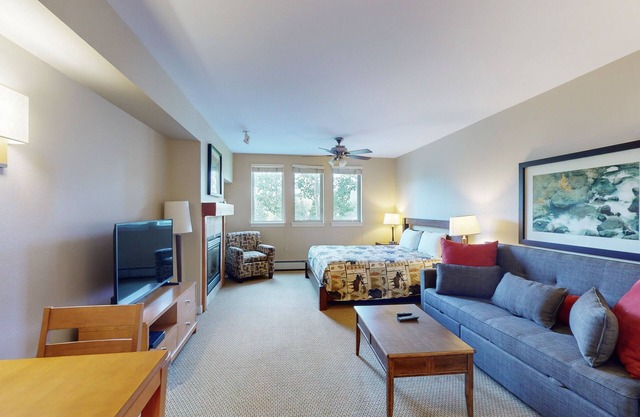 All-season slopeside studio with fireplace, views of Moffat Tunnel