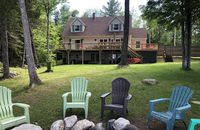 Évadez-vous dans cette maison de 7 chambres au bord de l’eau située au bord du lac Maine. CONVIVIALE ET FAMILIALE!