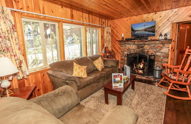 All Seasons Chateau - Beautiful cozy cabin and just couple steps away from Bear Mountain Resort
