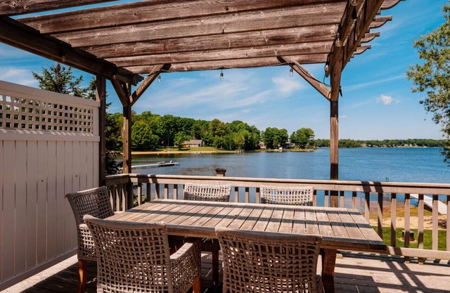 All Sports Silver Lake/Hot Tub/Private Beach/Dock/Kayaks/Pool table/Pets OK/Meta Quest 2