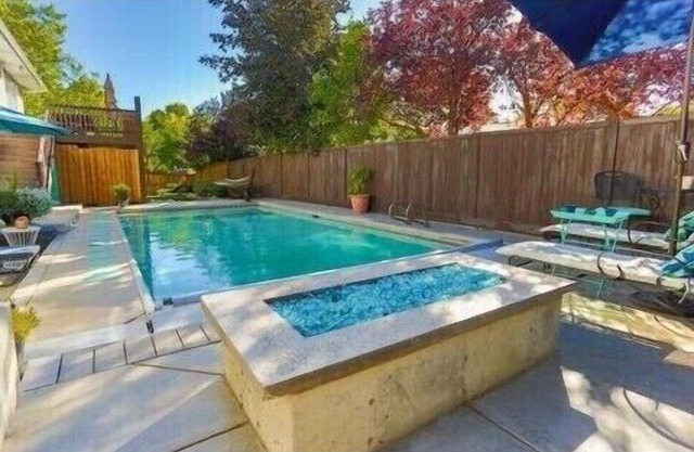 All Year Heated Pool, King Beds, Large Apartment, Ski & Hiking, Mountain View