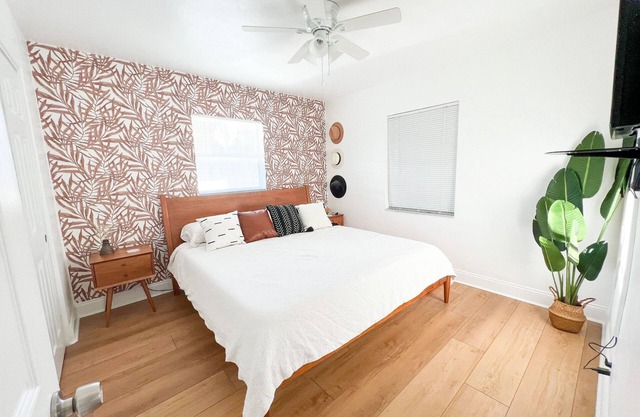 Allendale Abode - 2 miles from Downtown St. Pete! & Family-friendly