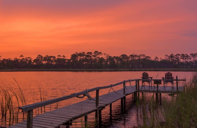Alligator Point & Paddle. Pond home- Short walk to the beach.
