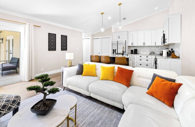 Alluring Luxury Oasis: Modern Comfort and Relaxation
