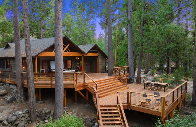 Almost Heaven! A charming cabin on the creek walk to town with spa