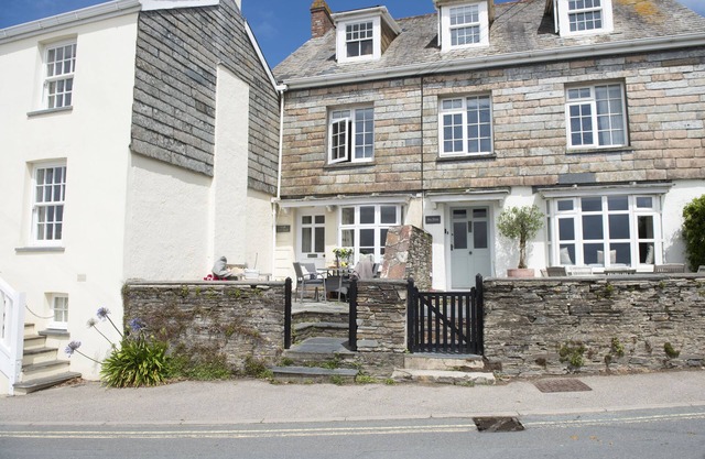 Aloe Cottage is situated in one of the most sought after locations in Rock