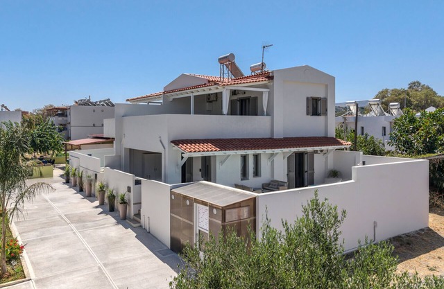 Aloe holiday house,private pool,near the beach,taverns