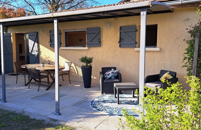 Along the voie verte, quiet country house, ideal for up to 2 people