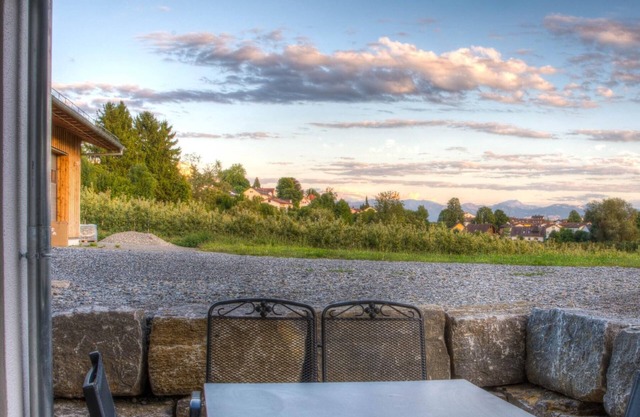 "Alpenblick 1 - Appartement de vacances" avec vue sur les montagnes, Wi-Fi et terrasse.